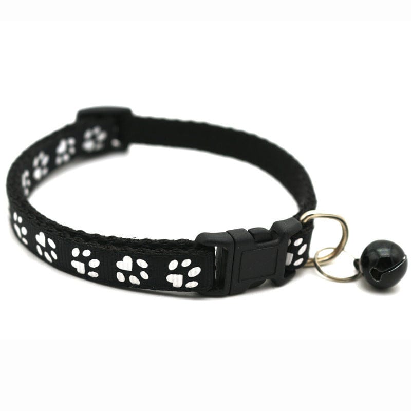 Collier pour chat noir avec motifs de pattes et clochette, confortable et sécuritaire pour animaux.