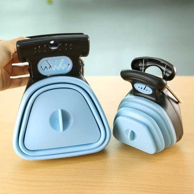 Pelle à crottes pliante pour chien avec sacs biodégradables, idéale pour les propriétaires d'animaux.