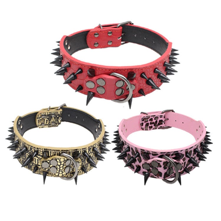 Trois colliers pour animaux avec pointes en cuir, en rouge, noir et rose, offrant style et sécurité.