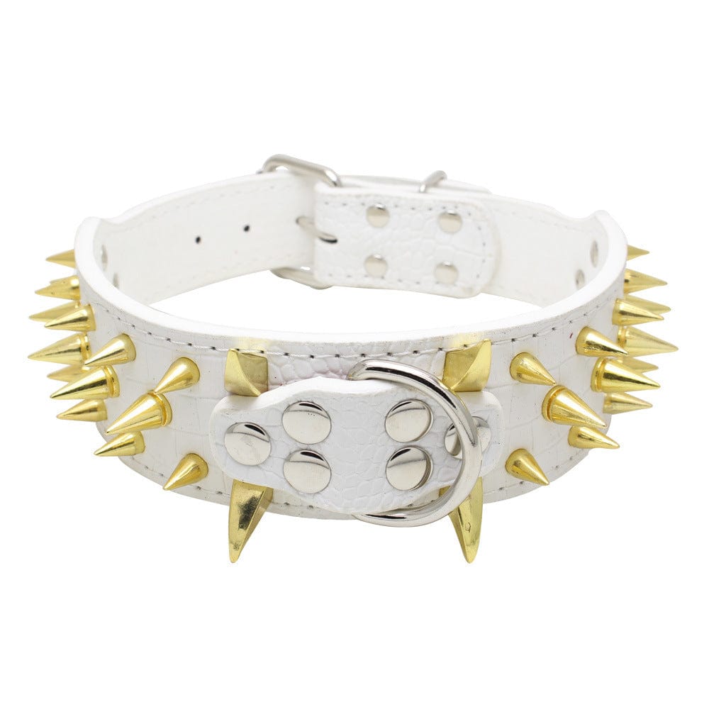 Collier pour chien blanc avec pointes dorées, résistant et stylé, idéal pour la sécurité et le confort.