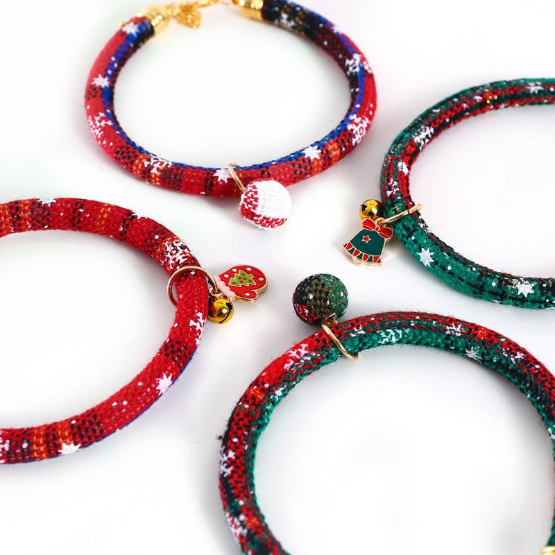 Colliers ajustables pour animaux de compagnie en coton festifs avec décorations et pendentifs de Noël.
