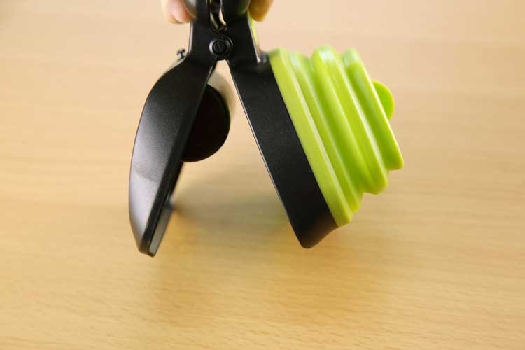 Pelle à crottes pliante pour chien, facile à utiliser, design compact et pratique pour les promenades avec votre animal.