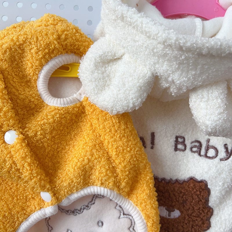 Costume ourson en velours jaune et blanc pour petits chiens et chats, doux et confortable, parfait pour les occasions spéciales.