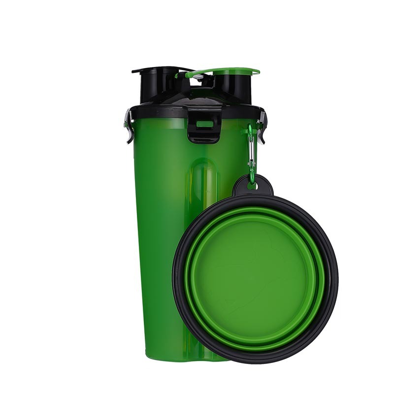 Gourde portable pour chien en vert avec bols pliables pour s'hydrater lors des aventures extérieures.
