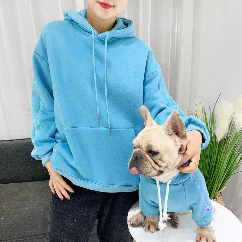 Costume en velours bleu pour chien et maître, parfait pour des moments complices.
