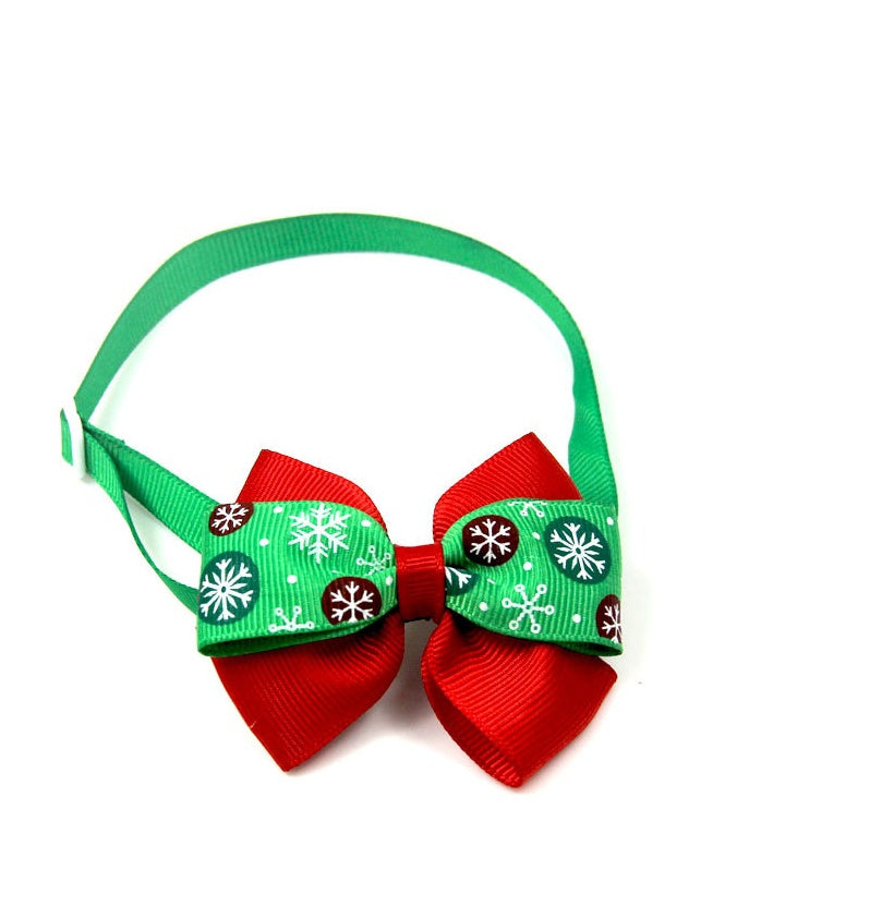 Nœud papillon de Noël coloré pour animaux de compagnie, parfait pour chiens et chats lors des fêtes.