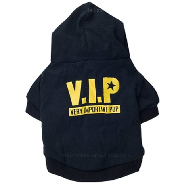 Vêtements pour chiens en fleece noir avec imprimé 'V.I.P' pour un style tendance et confortable.