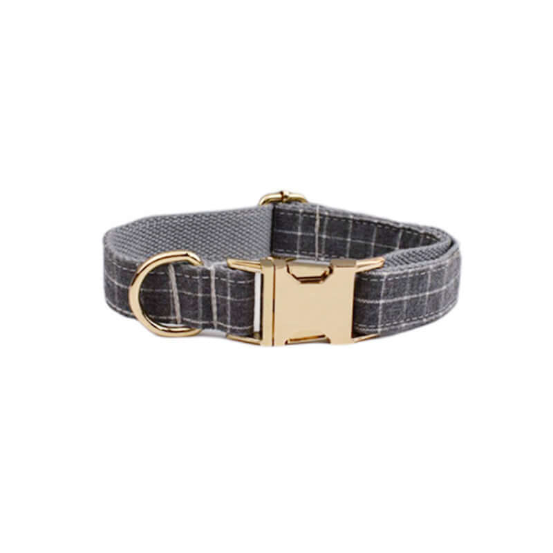 Collier en velours pour chien gris avec boucle dorée, élégant et confortable pour animaux de compagnie.