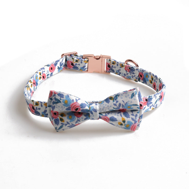 Collier pour animaux avec boucle en métal rose gold et nœud fleuri, confortable et élégant pour chiens et chats.