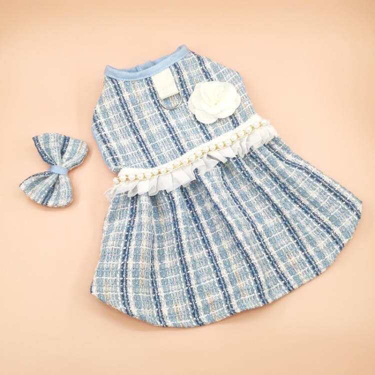 Jupe pour chat en bleu avec un nœud assorti, idéale pour un look mignon et tendance.