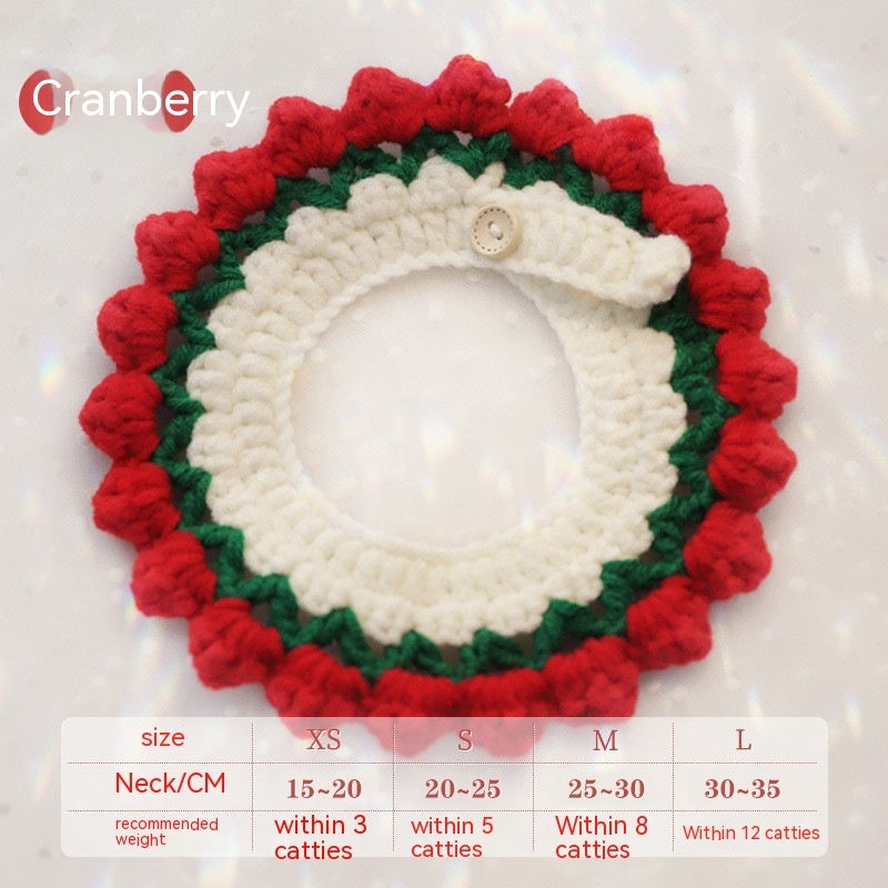 Écharpe tricotée pour chat en rouge, vert et blanc avec bouton, parfaite pour un style unique et confortable.