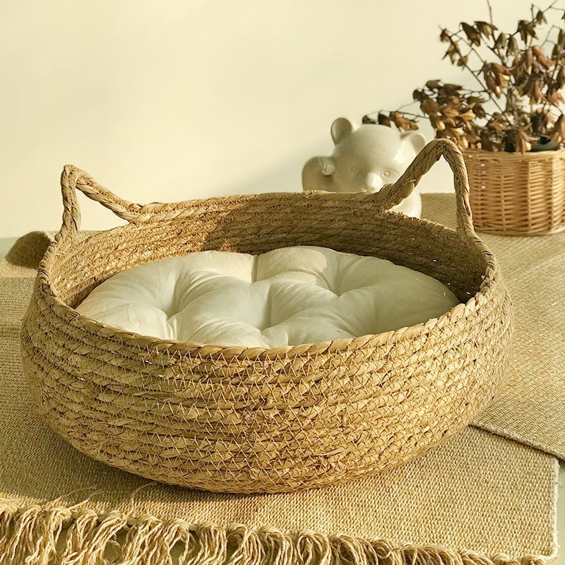 Panier pour animaux en rattan avec coussin doux, idéal pour le confort des chiens et chats.