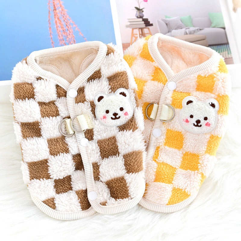 Gilet en fleece pour chien en motifs checkered, coloris brun et jaune, offrant confort et chaleur pour animaux.