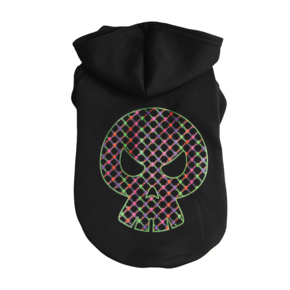 Manteau Halloween pour chien noir avec motif de tête de mort colorée en arrière-plan.