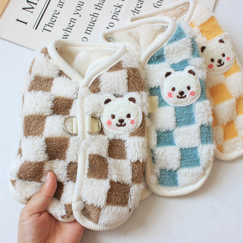 Gilet en fleece pour chien avec motif en damier et ourson, disponible en plusieurs couleurs, idéal pour le confort des animaux.