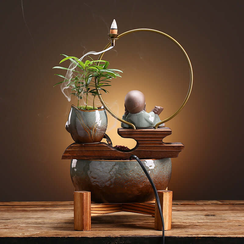 Aquarium écologique en céramique avec plante, décor moderne pour bureau ou salon, ajoutant une touche de nature.