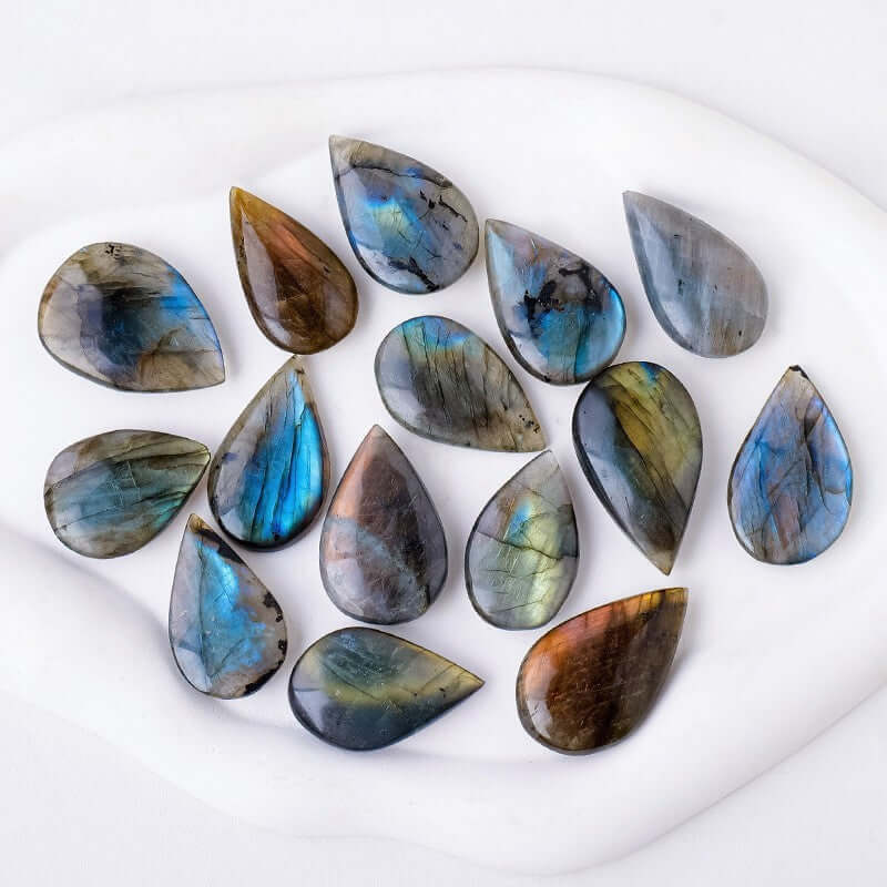 Gouttes de pierre en labradorite naturelle, reflet bleu, ajoutant une touche moderne à votre intérieur.