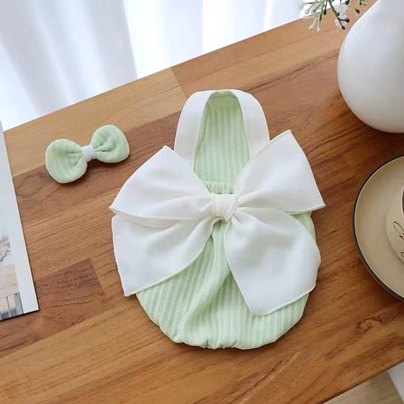 Salopette d'été pour chien vert avec nœud blanc et accessoire assorti, idéale pour le style animalier.