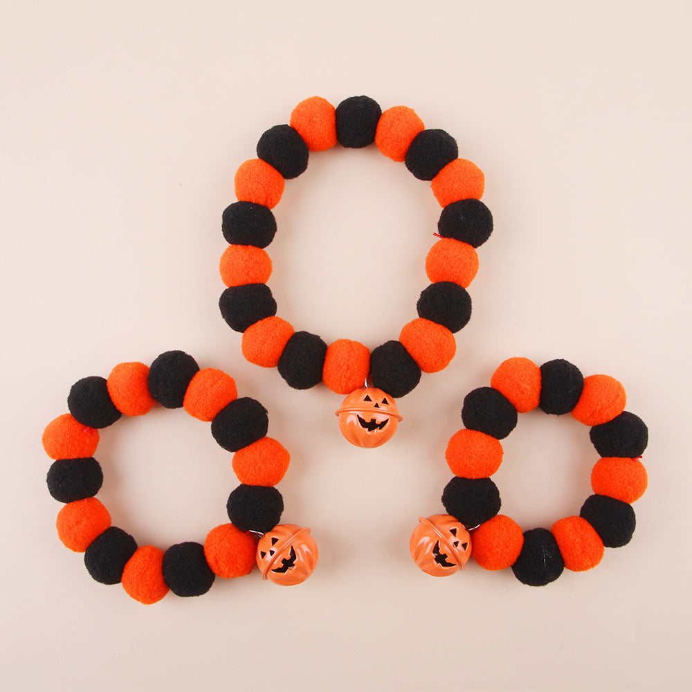 Collier de chat Halloween en feutre orange et noir avec cloche citrouille, idéal pour les célébrations festives.