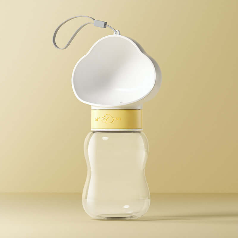 Gobelet d'eau portable pour chiens avec un large réservoir et une ouverture pratique pour désaltérer votre animal.