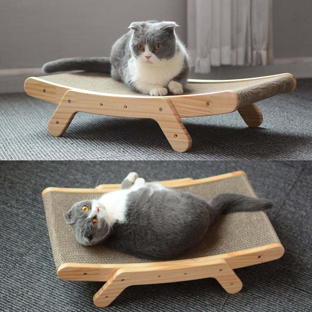 Lit Grattage Vertical en Papier Ondulé pour Chat avec un chat gris se reposant et jouant.