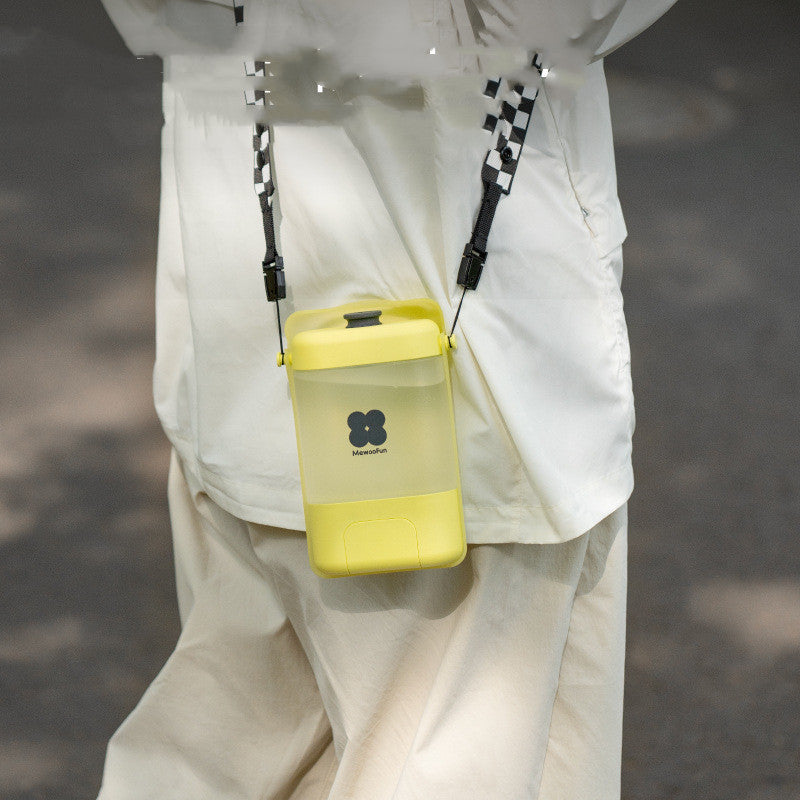 Gobelet portable pour chien en jaune suspendu, pratique et élégant, parfait pour les balades avec votre animal.
