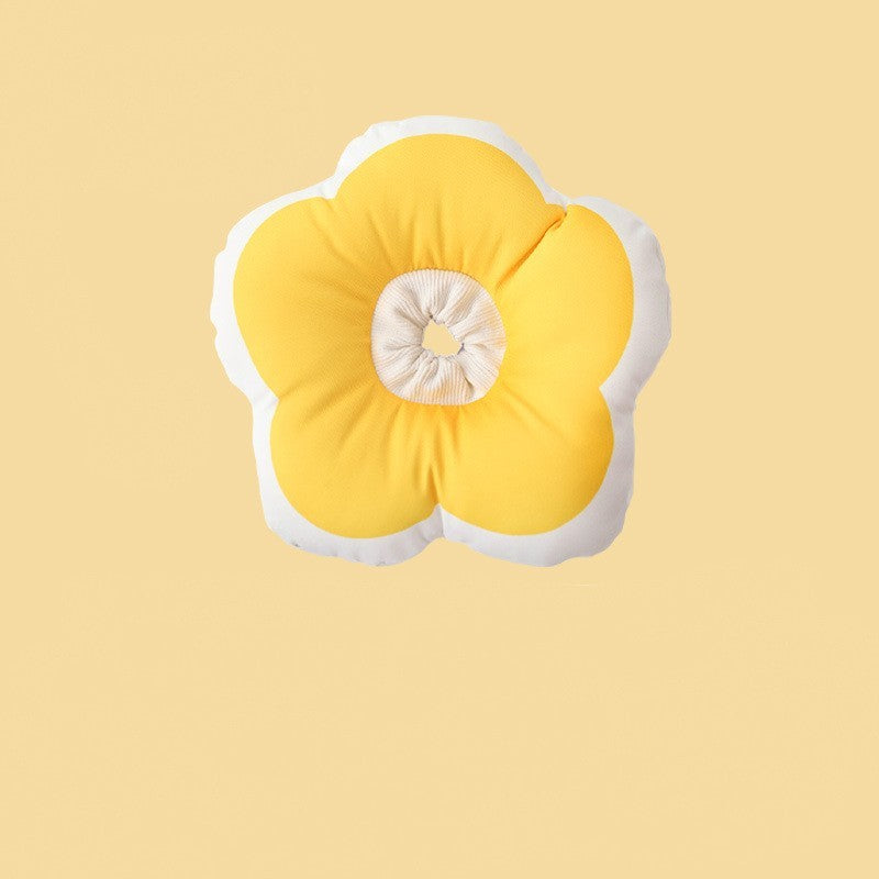 Coussin doux en forme de fleur jaune et blanche, parfait pour animaux de compagnie, offrant confort et style.
