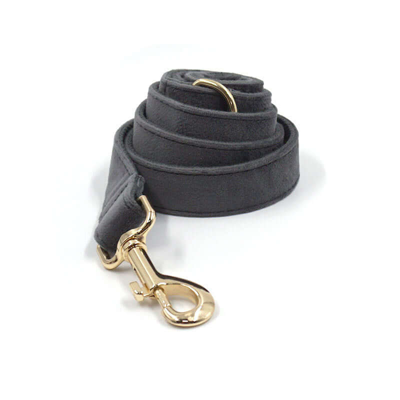 Laisse en velours gris foncé pour animaux avec attache en or, confortable et élégante.