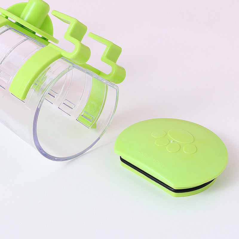 Distributeur d'eau pour chien sans goutte en plastique vert, pratique pour éviter les renversements.