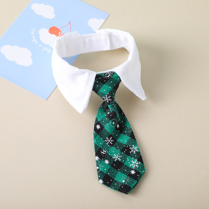 Cravate pour chien en polyester à motif écossais vert, parfaite pour les occasions élégantes.