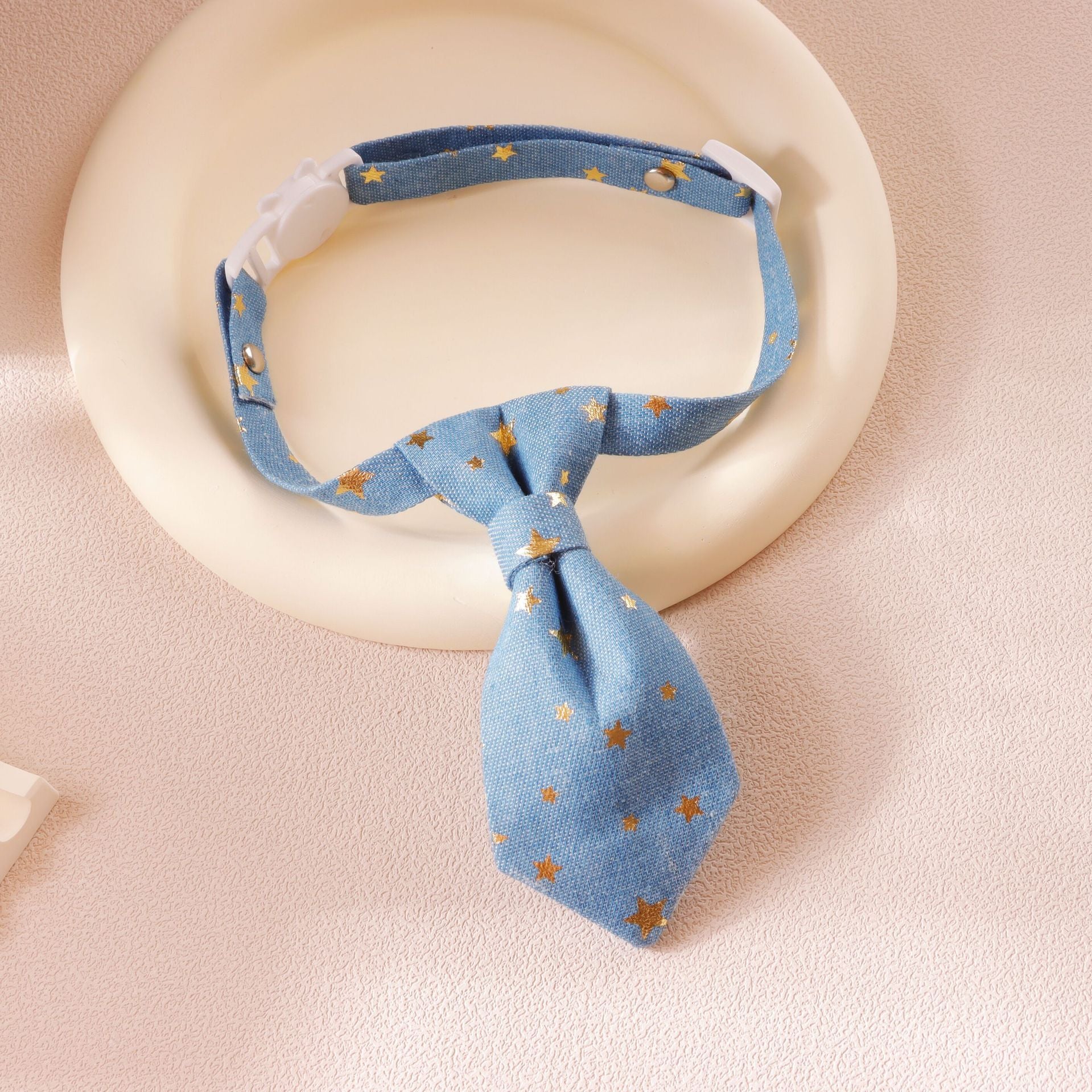 Collier design en denim bleu avec nœud papillon pour chien, parfait pour les occasions spéciales.
