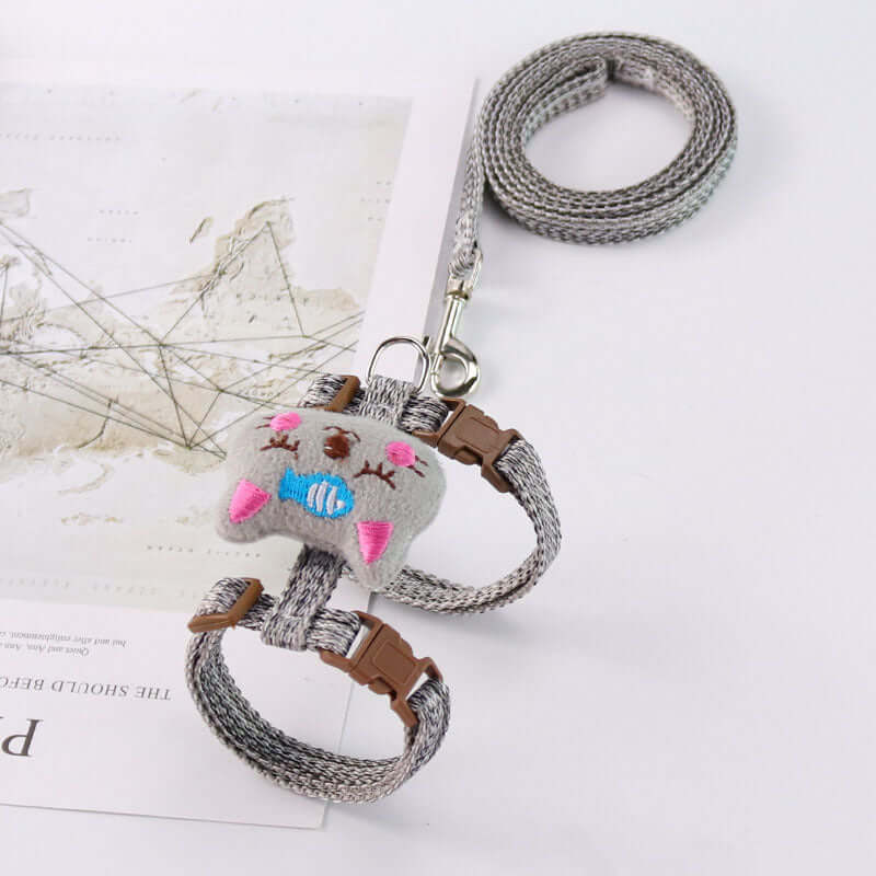 Harnais ajustable en gris pour chats avec laisse, design mignon et sécuritaire, idéal pour les promenades.