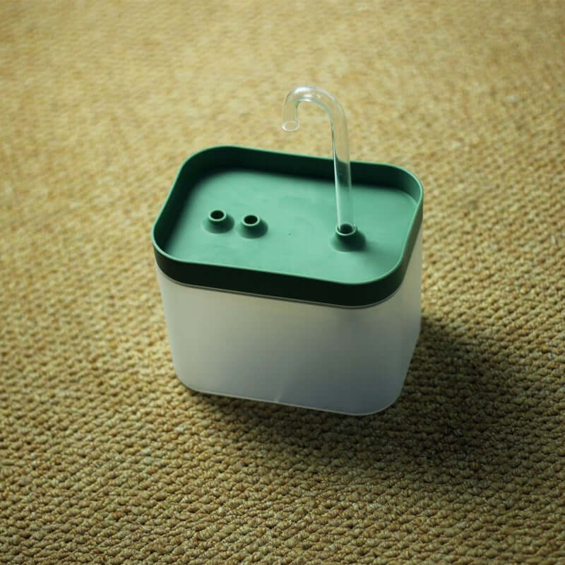 Distributeur automatique d'eau circulante pour animaux, accessoire pratique et sécurisé pour hydrater vos compagnons.