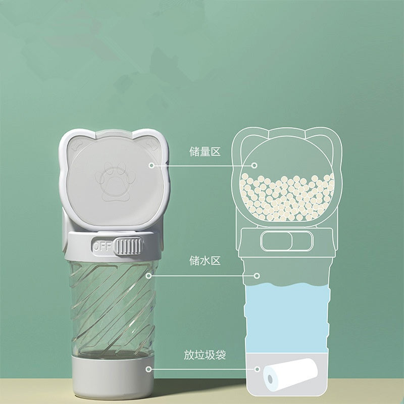 Gobelet d'eau pour animaux 3 en 1 avec compartiments pour eau, nourriture et déchets sur fond vert.