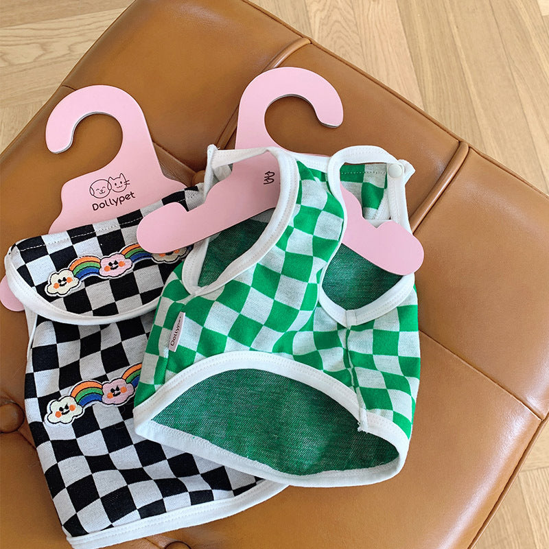 Gilet de mode échiquier pour chien, plaid vert et noir, parfait pour animaux, accessoires confortables.