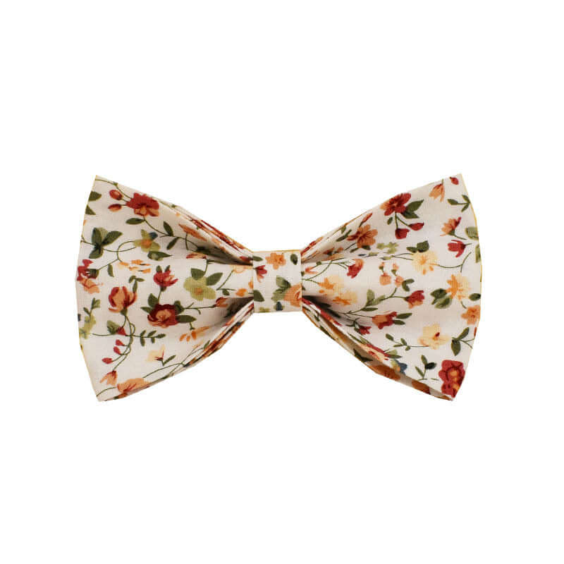 Collier pour chien en tissu avec fleurs blanches, élégant et pratique pour un look chic.