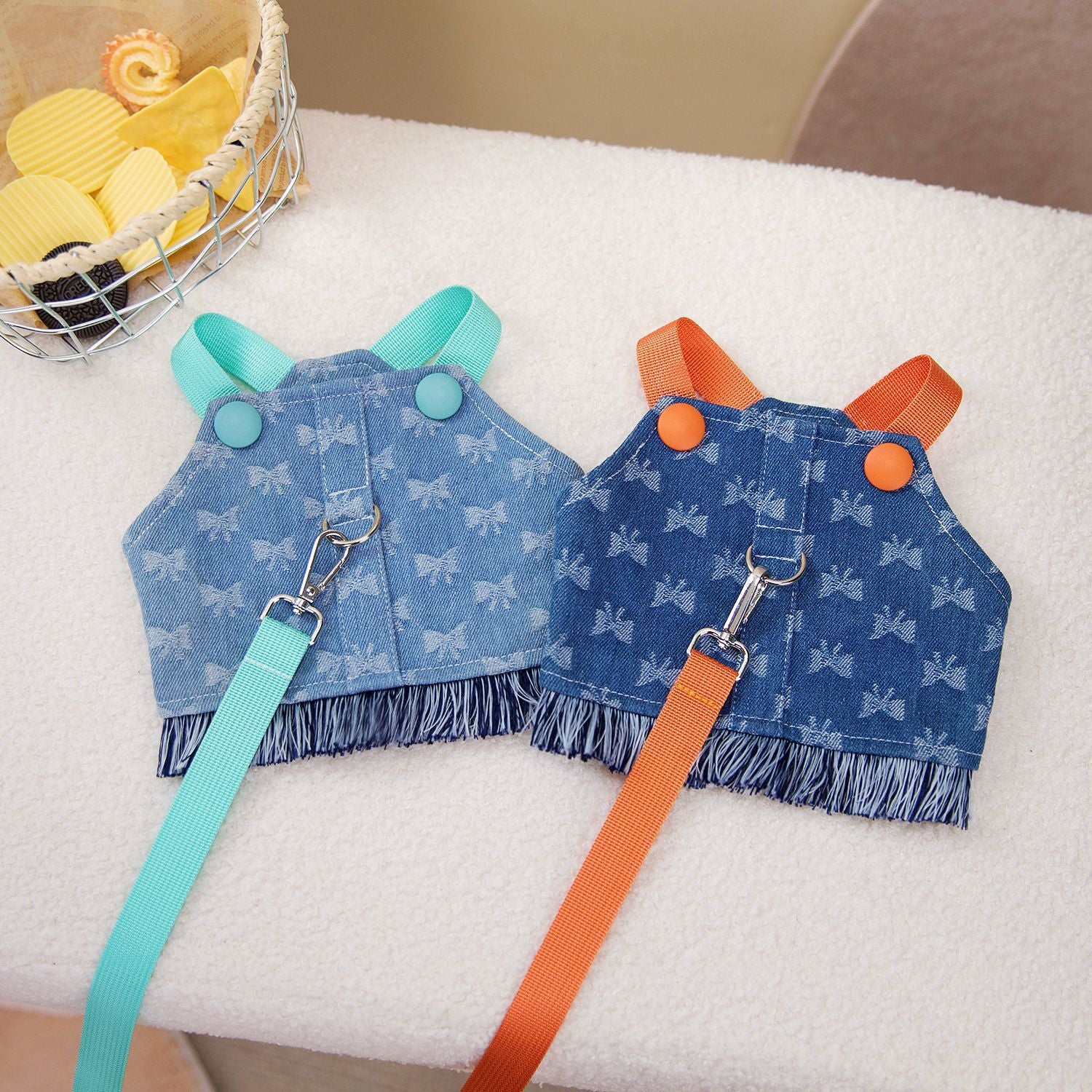 Vêtements en denim pour chien avec harnais, en bleu clair et bleu foncé, style décontracté et coloré.