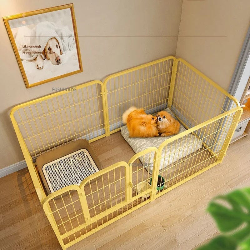 Clôture en fer forgé moderne pour chiens dans un espace de jeu sécurisé avec des petits chiens et un panier.