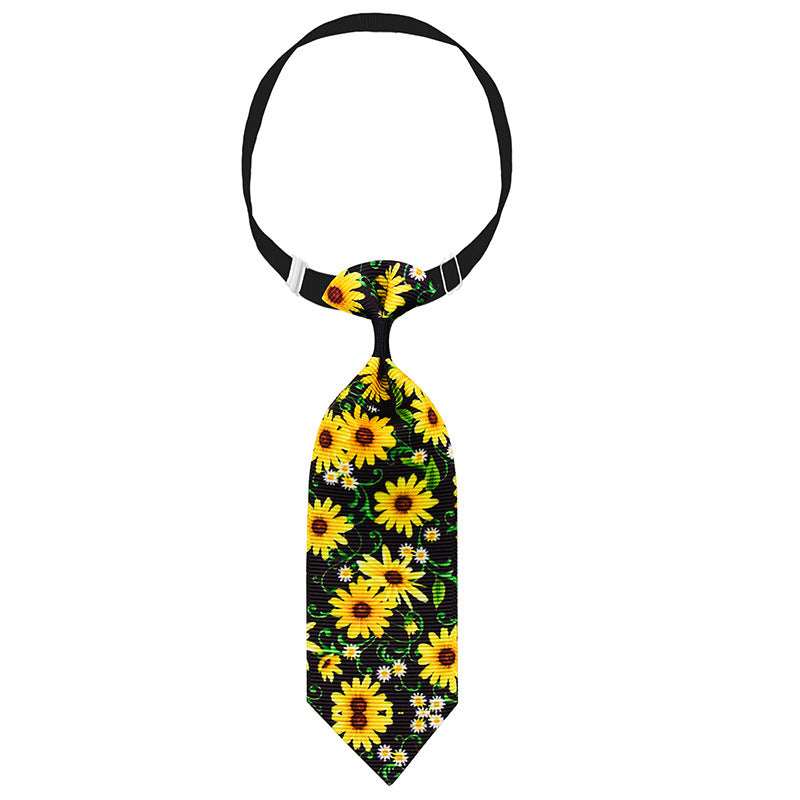 Cravate pour animal de compagnie en tournesols jaunes sur fond noir, parfaite pour l'été.