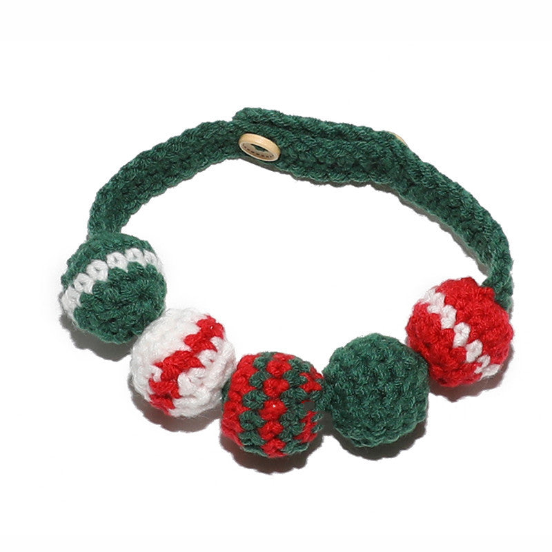 Bavoir de Noël coloré pour animaux avec des boules rouges et vertes, parfait pour les fêtes de fin d'année.