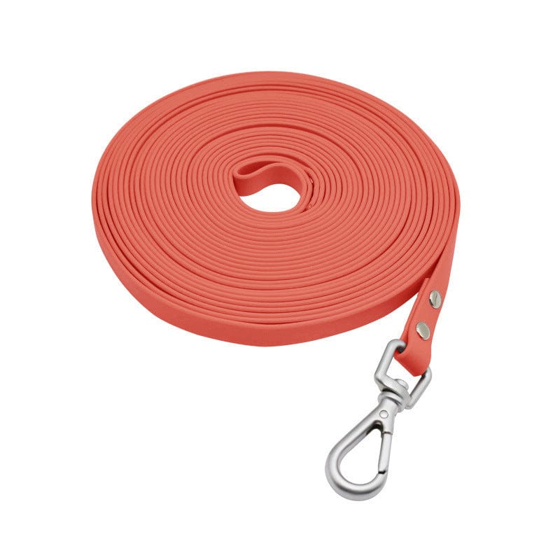 Laisse étanche en PVC pour chien de couleur corail, idéale pour promenades et aventures en plein air.