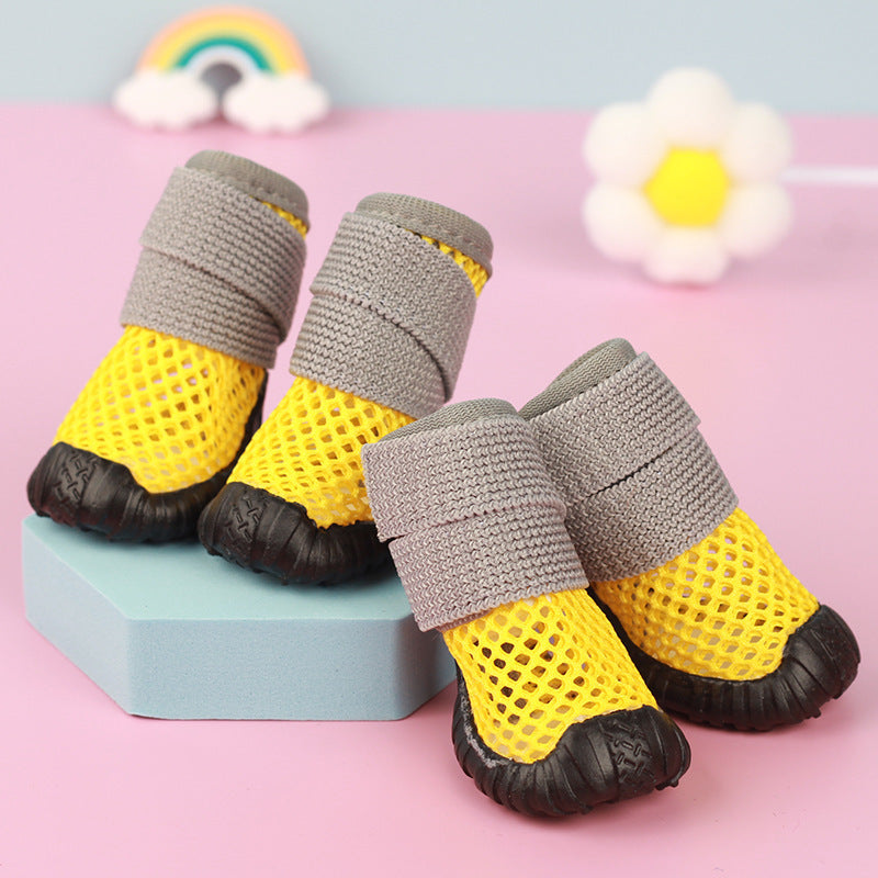 Chaussures anti-dérapantes douces pour chiens en mesh jaune et gris, idéales pour promenade en extérieur.