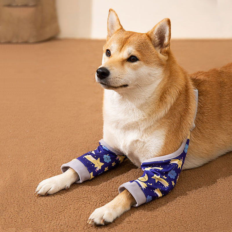 Chien portant un protège-genoux stylé avec un motif de petits chiens pour confort et protection.