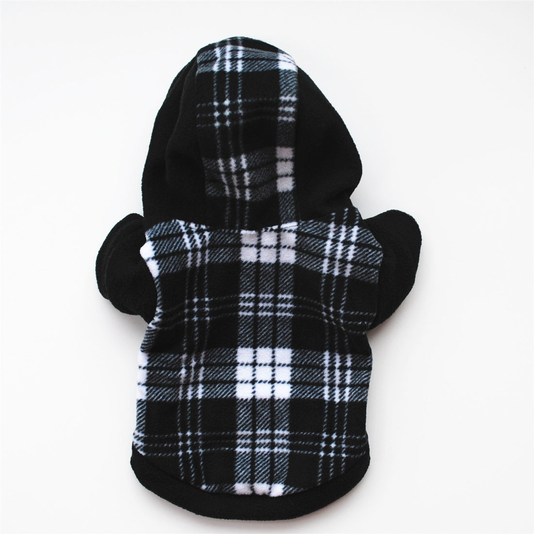 Vêtement à capuche en fleece noir et blanc à carreaux pour chien, idéal pour les froides journées d'hiver.