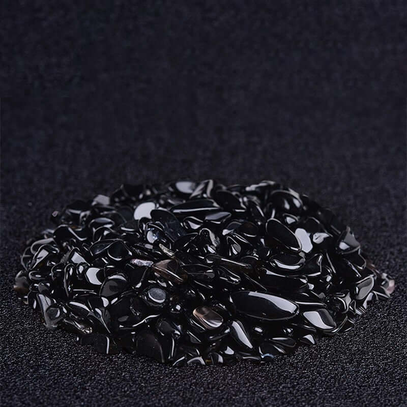 Gravier décoratif en cristal noir pour aquarium, ajoutant élégance et modernité à votre espace aquatique.