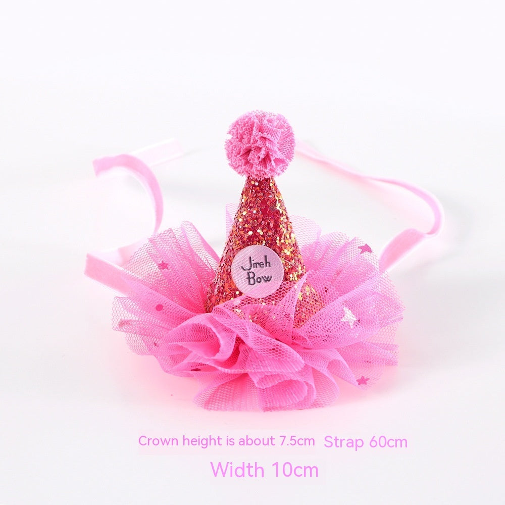 Chapeau d'anniversaire rose pour chat avec nœud papillon et décoration en tulle, parfait pour les célébrations.