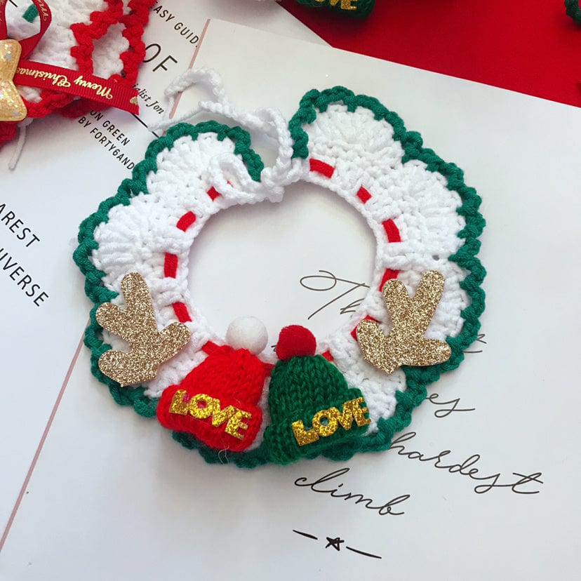 Collier en laine tricoté à la main pour animaux avec décorations festives de Noël.