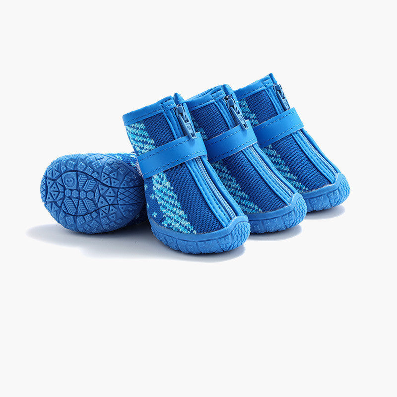 Chaussures pour chiens de couleur bleue, parfaites pour protéger les pattes des animaux de compagnie.