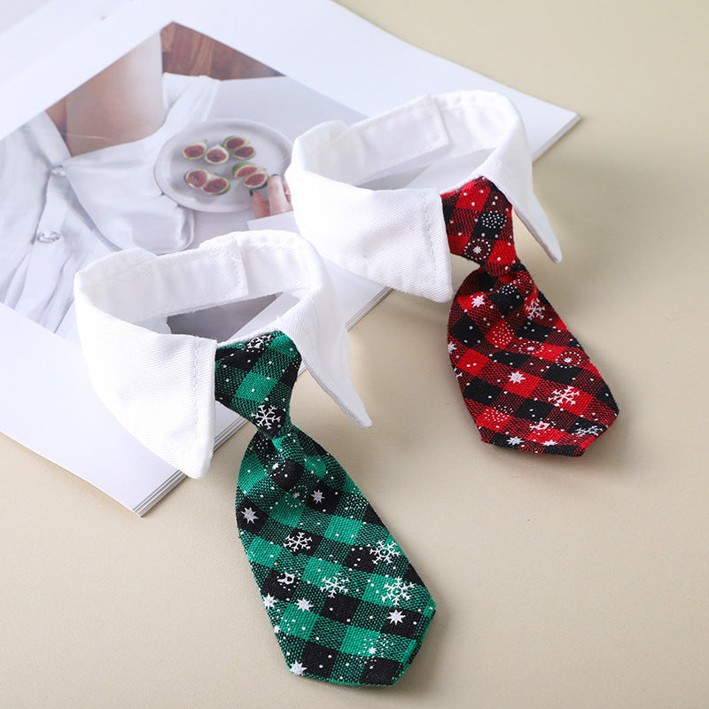 Cravate pour chiens en motifs à carreaux rouge et vert avec col en blanc, accessoires élégants pour animaux.