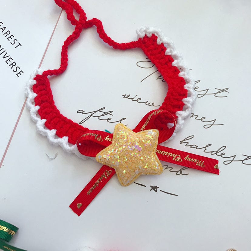 Collier pour animaux en laine rouge avec étoile dorée, parfait pour les fêtes de fin d'année.